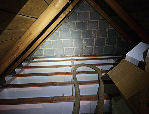 Zateplení stropu rodinného domu pomocí foukané izolace